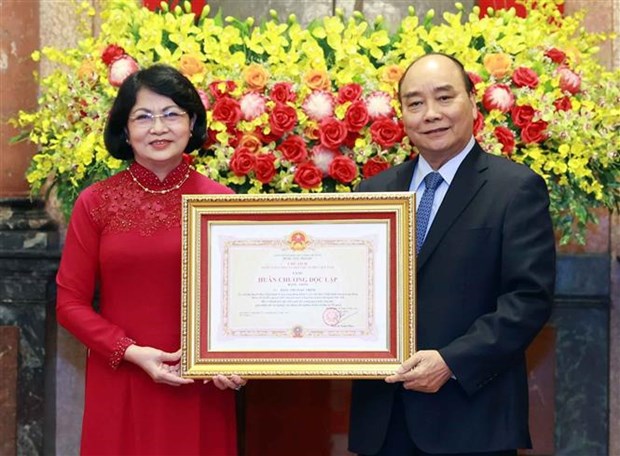 Former Vice President Dang Thi Ngoc Thinh honoured with First Class Independence Order hinh anh 1
