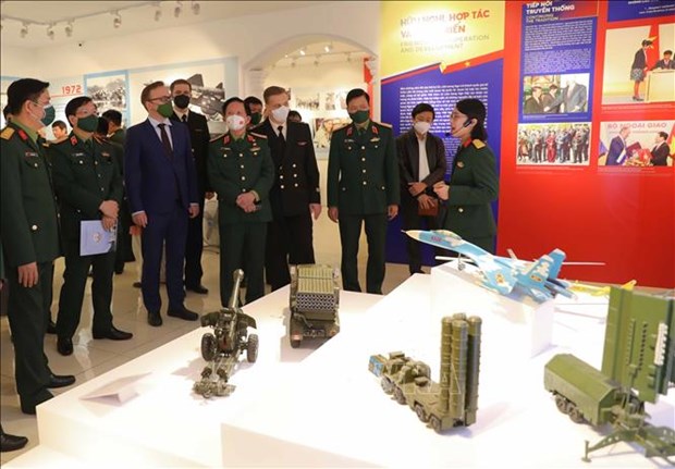 Exhibition on Vietnam – Russia friendship opens in Hanoi hinh anh 1