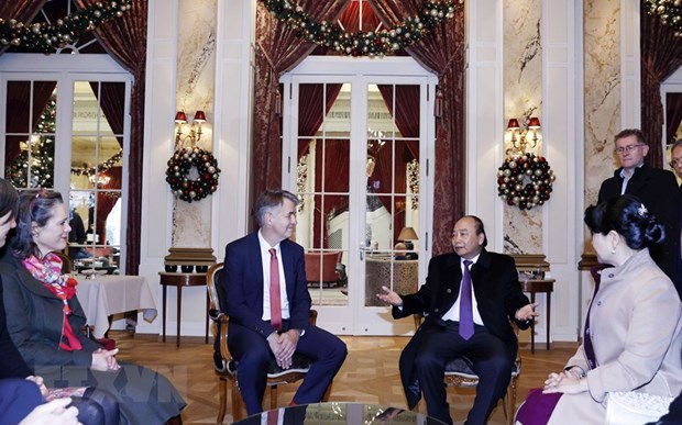 President receives Mayor of Bern, leaders of Swiss group hinh anh 1