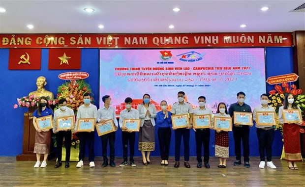 HCM City honours 107 outstanding Lao, Cambodian students hinh anh 1