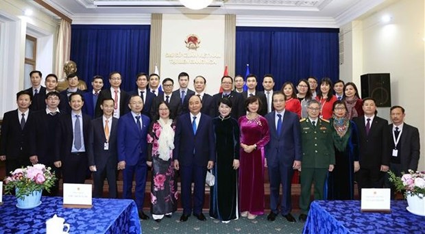 President Nguyen Xuan Phuc meets embassy's staff in Russia hinh anh 1