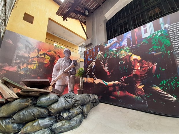 Hoa Lo Prison hosts exclusive Hanoi war exhibition hinh anh 1