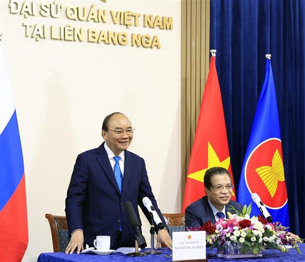 President Nguyen Xuan Phuc meets with embassy staff in Russia hinh anh 2