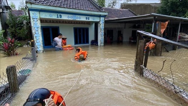 Emergency relief provided for flood-hit people in Binh Dinh, Phu Yen hinh anh 1