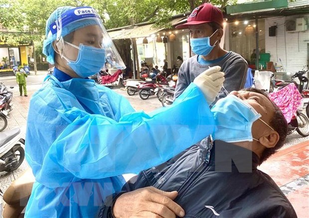 Vietnam records 13,698 new COVID-19 cases hinh anh 1