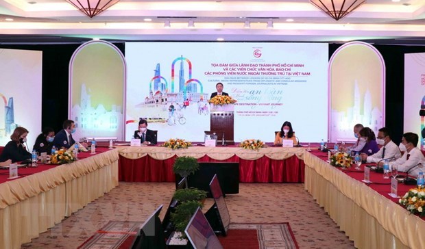 Ho Chi Minh City's leaders talk with foreign cultural officers, reporters hinh anh 1