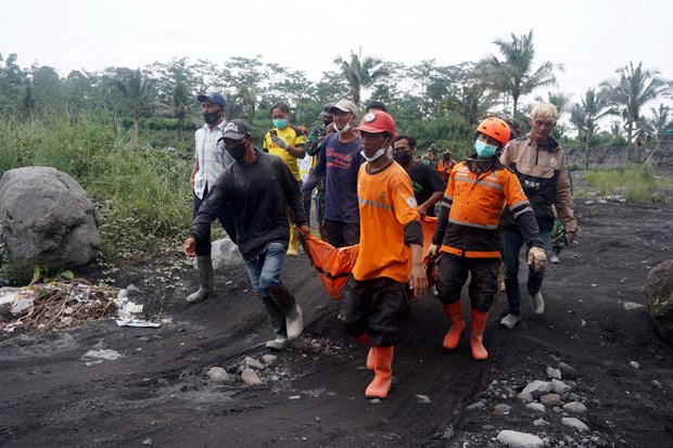 Indonesia volcanic eruption: downpours hamper rescue operations hinh anh 1