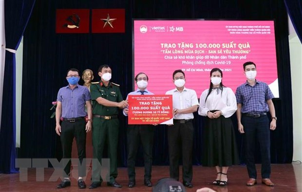 HCM City receives 100,000 COVID-19 aid packages hinh anh 1