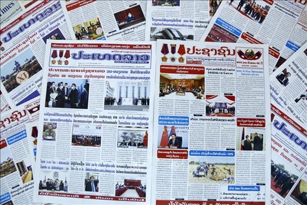 Lao papers feature ongoing Vietnam visit by NA President hinh anh 1