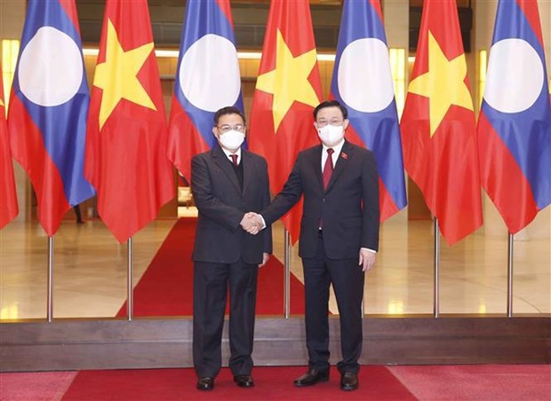 Lao papers feature ongoing Vietnam visit by NA President hinh anh 2