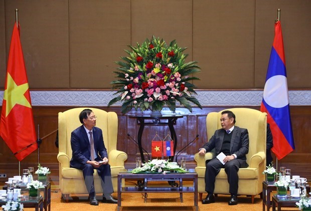 Top Lao legislator receives Vietnam-Laos Friendship Association delegation hinh anh 1