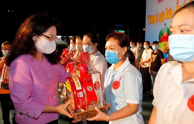 10,000 families of workers to celebrate Lunar New Year in HCM City hinh anh 1