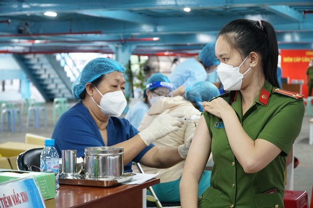 HCM City start injecting third COVID-19 vaccine jab for frontline workers hinh anh 1