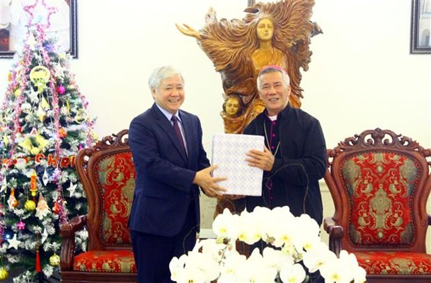 VFF leader congratulates Nghe An’s Vinh Diocese on Christmas hinh anh 1