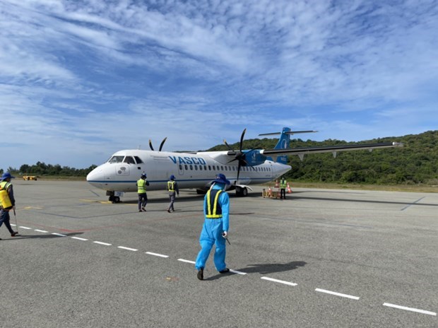 VASCO safely flies COVID-19 vaccine to Con Dao island hinh anh 1