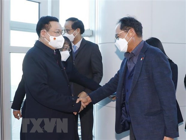 Top Vietnamese legislator arrives in Seoul, beginning official visit to RoK hinh anh 1