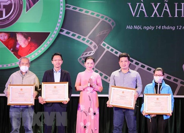 VNA’s journalists win prizes in photo contest on women hinh anh 1