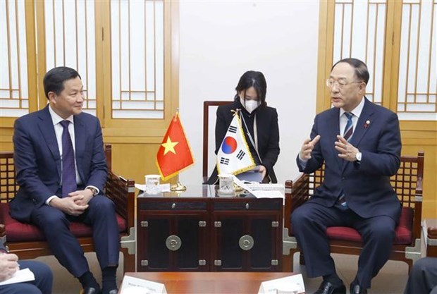 Deputy PM Le Minh Khai holds talks with RoK counterpart Hong Nam-ki hinh anh 1