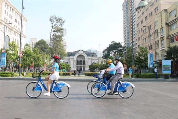 HCM City pilots bicycle-sharing service in central area hinh anh 1