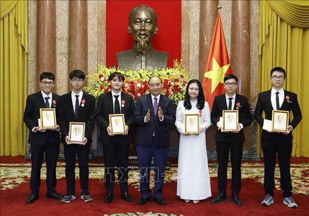 President presents Labour Order to int’l Olympiad winners hinh anh 1