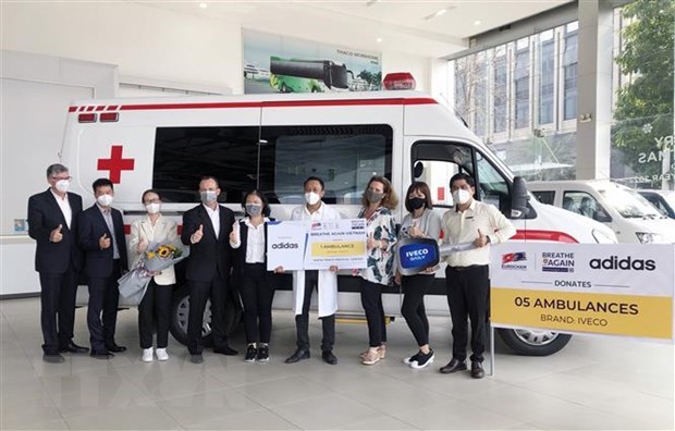 Ambulances presented to five localities in COVID-19 fight hinh anh 1