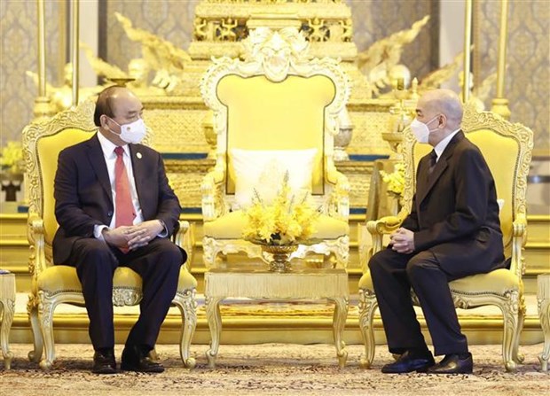 President welcomed by King of Cambodia hinh anh 1