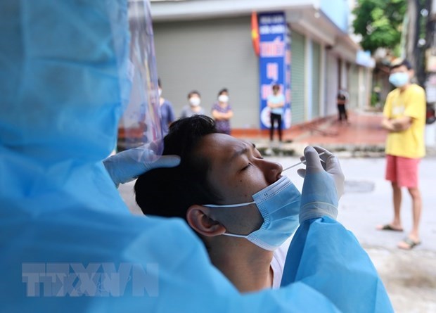 Vietnam sees 16,325 COVID-19 infections on December 21 hinh anh 1