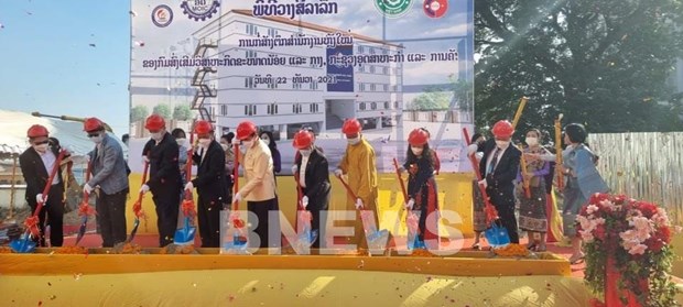 Vietnamese association in Vientiane helps Laos build SMEs promotion department’s building hinh anh 1