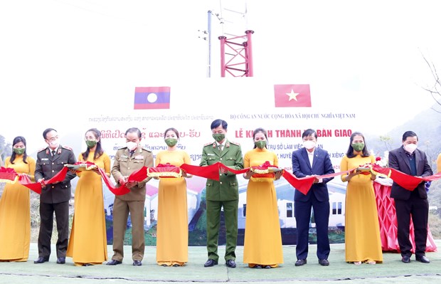 Vietnamese ministry hands over first village police station to Laos hinh anh 1