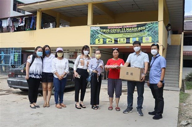 Support provided for flood-hit Vietnamese in Malaysia hinh anh 1