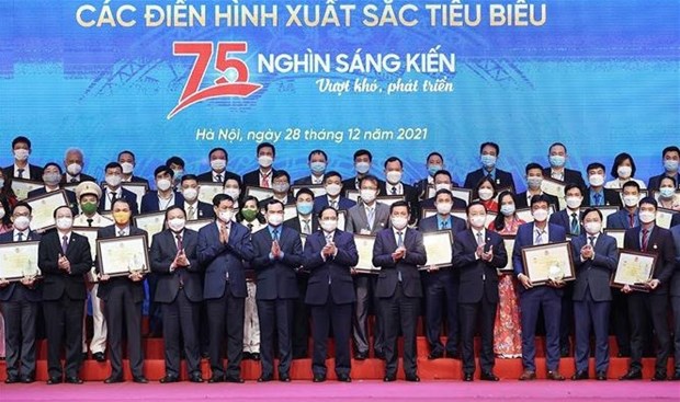 PM calls for joint efforts to boost labour productivity hinh anh 1