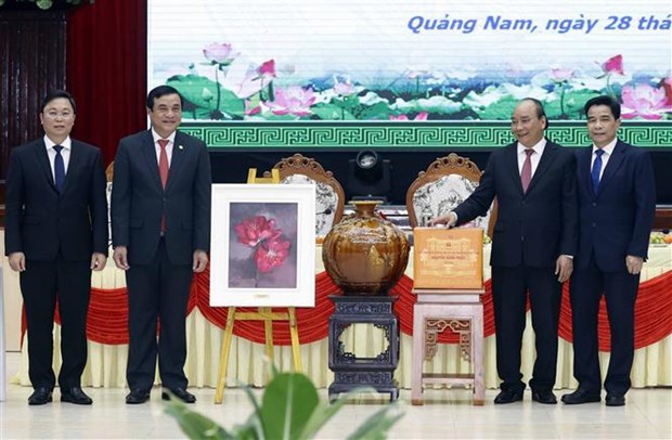 President meets former officials of Quang Nam hinh anh 2