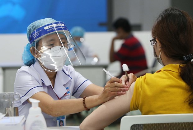 HCM City aims to complete injection of COVID-19 booster doses within next January hinh anh 1