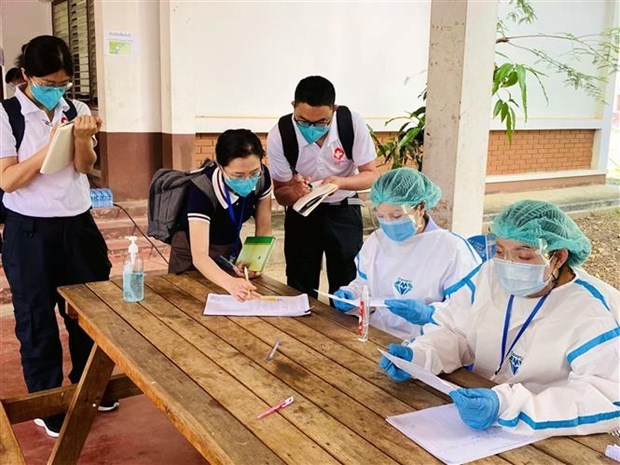 Laos’s daily COVID-19 cases exceed 1,000 hinh anh 1