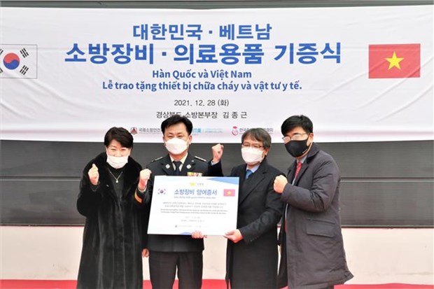 RoK partners donate medical equipment, supplies to Vietnam hinh anh 1