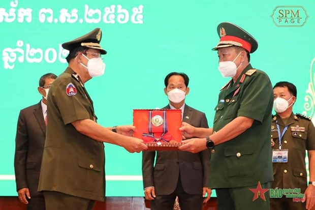 Defence ministry honoured with Cambodia’s Royal Order hinh anh 1