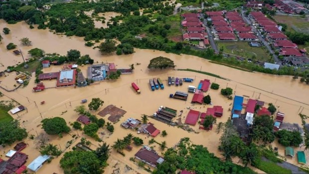 Thousands of Malaysians evacuate from flooding hinh anh 1