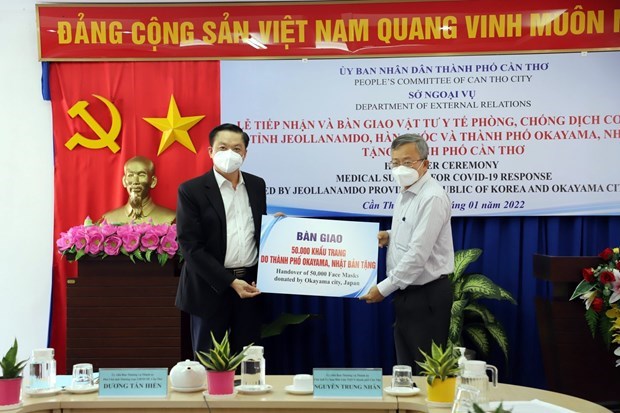 RoK, Japan localities donate medical supplies to Can Tho in COVID-19 fight hinh anh 1