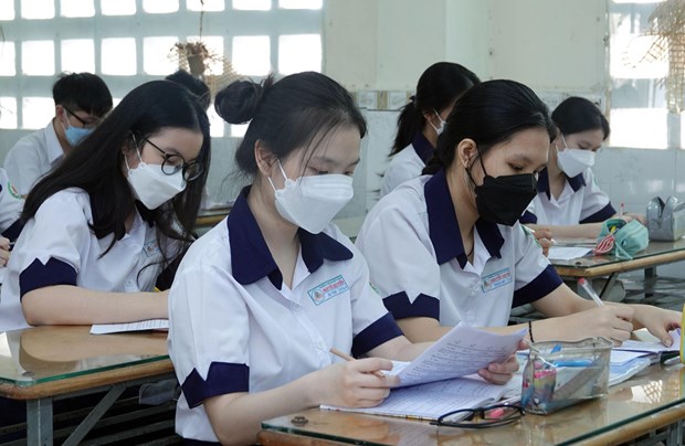 More secondary, high school students in HCM City return to school hinh anh 1