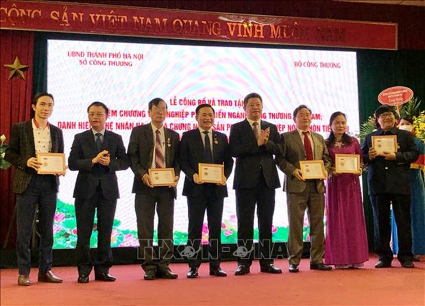Hanoi artisans, outstanding rural industrial products 2021 honoured hinh anh 1