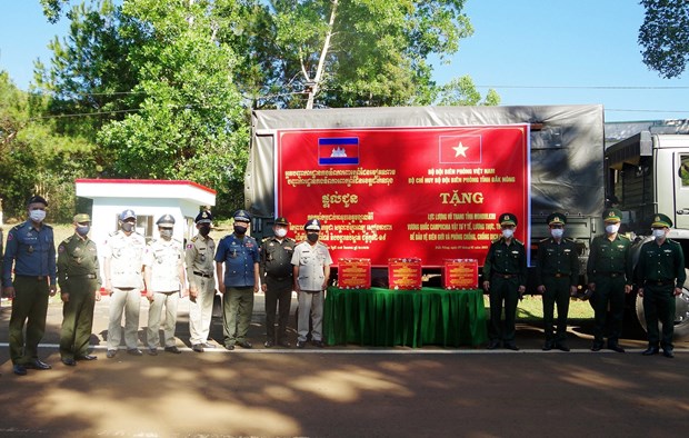 Dak Nong helps Cambodian province with food, medical supplies hinh anh 1