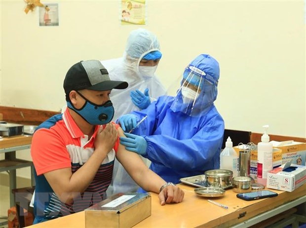 Vietnam records 15,779 COVID-19 cases on January 9 hinh anh 1