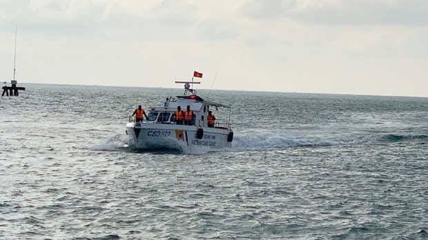 Quang Tri border guards save three fishermen in distress at sea hinh anh 1