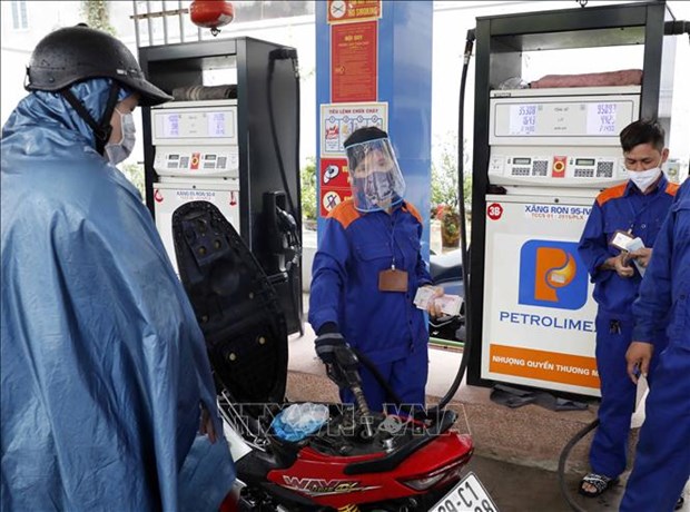Petrol prices rise for first time this year hinh anh 1