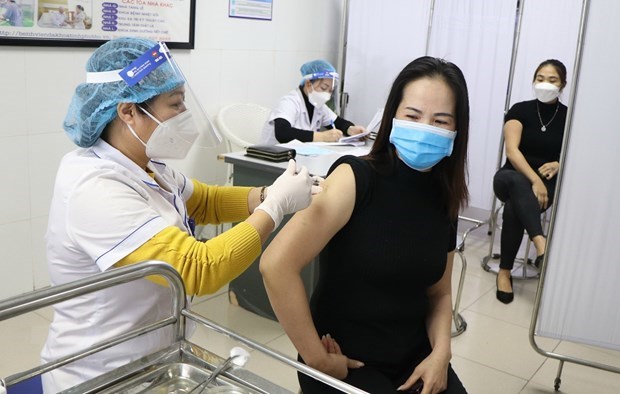 PM urges faster COVID-19 vaccination, stronger anti-pandemic measures hinh anh 1