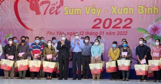 Poor workers in central Phu Yen province get Tet gifts hinh anh 1