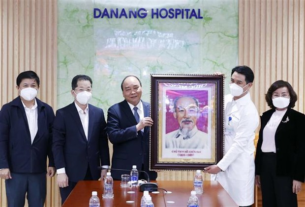 President visits medical wokers in Da Nang hinh anh 1