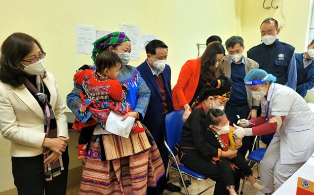WHO officials examine Yen Bai’s COVID-19 vaccination, school health hinh anh 1