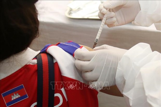 Cambodia rolls out 4th dose of COVID-19 vaccines hinh anh 1