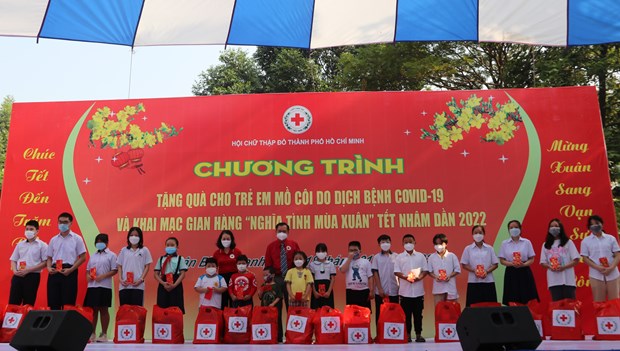 COVID-19 orphans in HCM City receive Tet gifts hinh anh 1